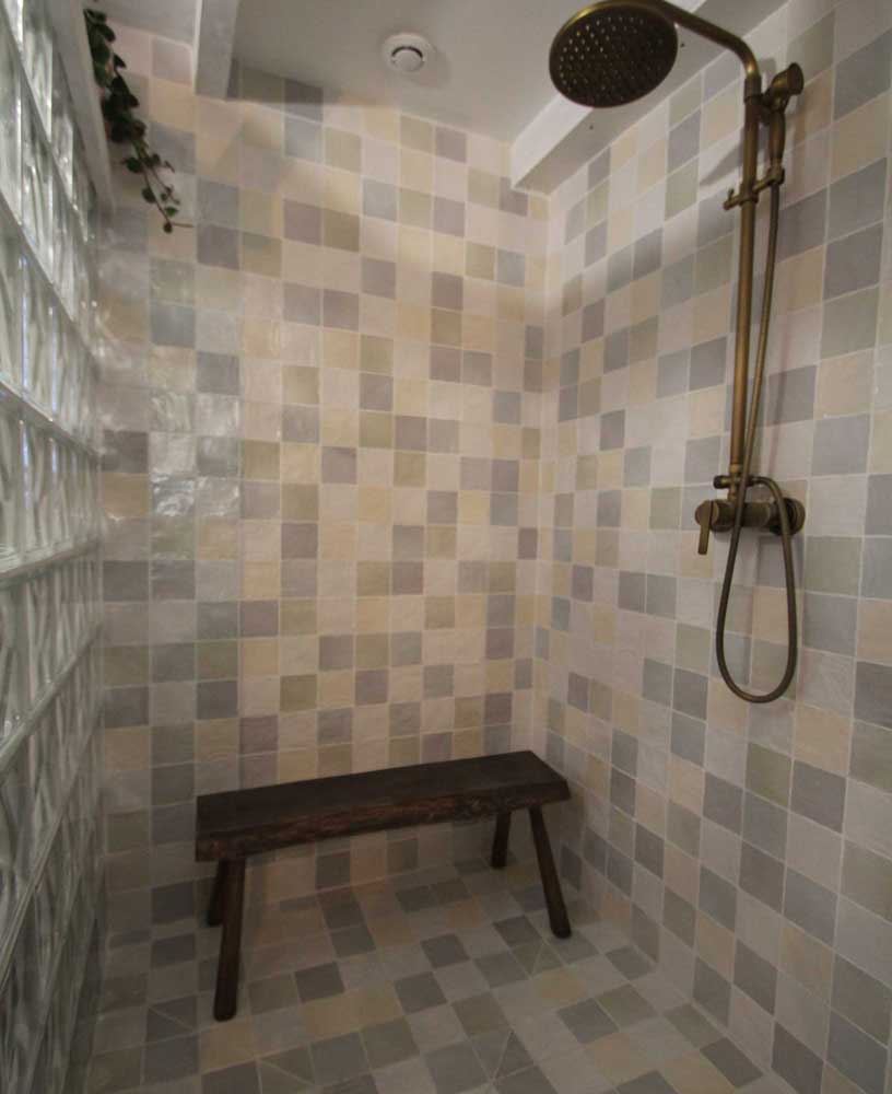 Salle de bain petit carreaux